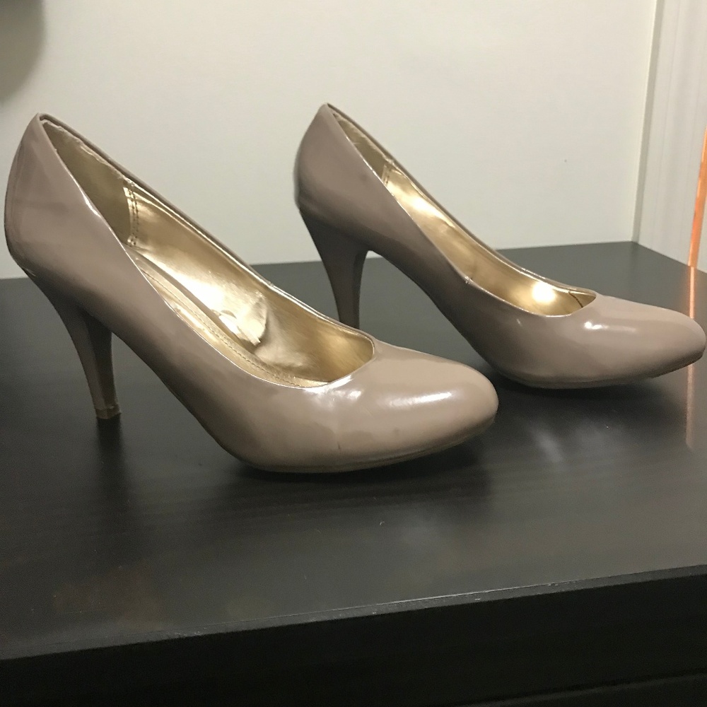 Steve Madden Beige Vegan Patent Leather Vegan Pump